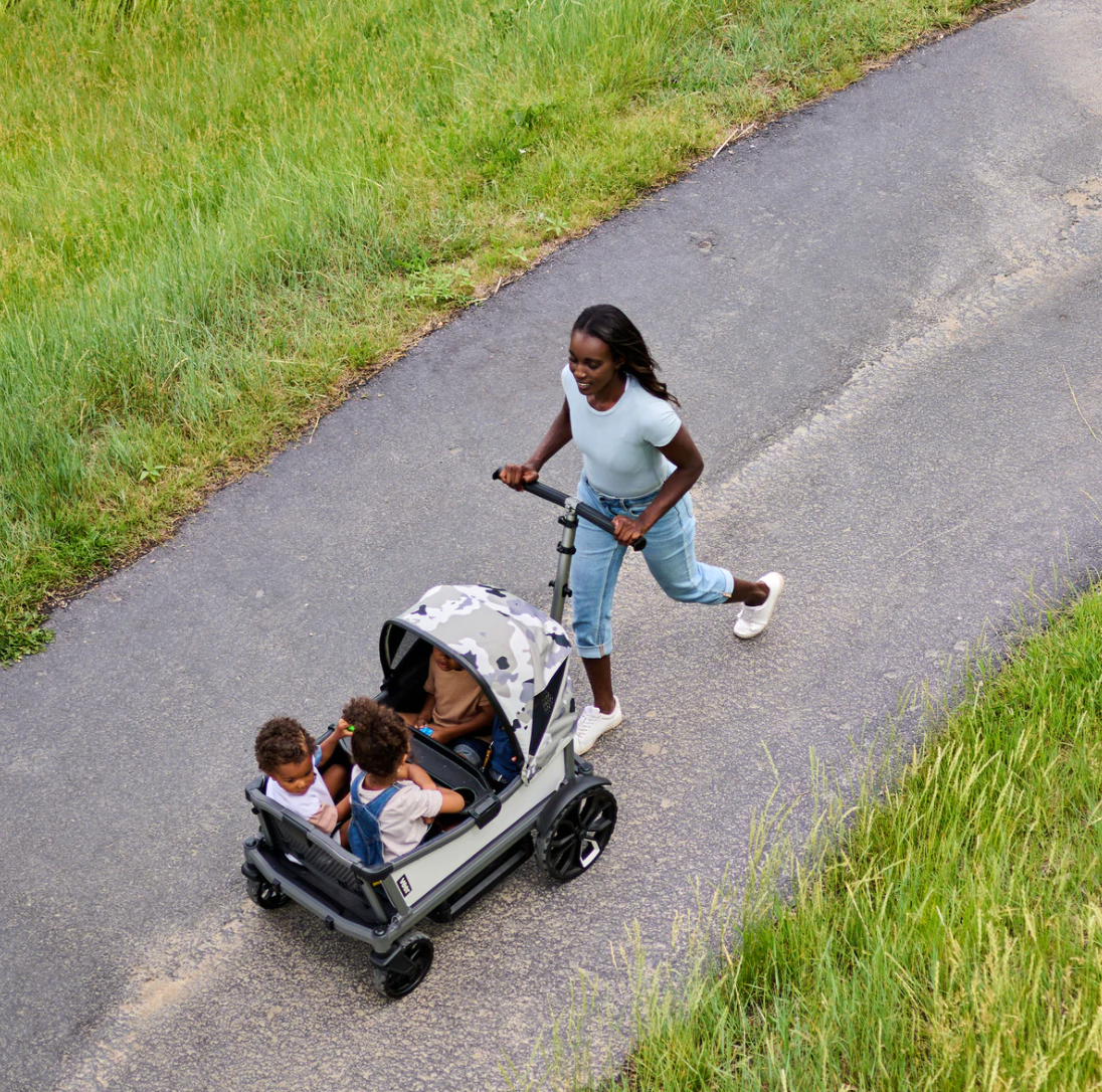 Mom and kids in Veer Cruiser City XL